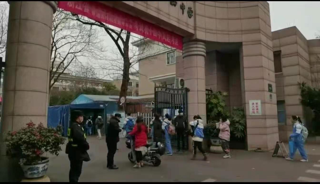 今天首场高考，浙江55万学生拼搏在考场！孩子临考前，这位当校长的妈妈为什么只说这一句？