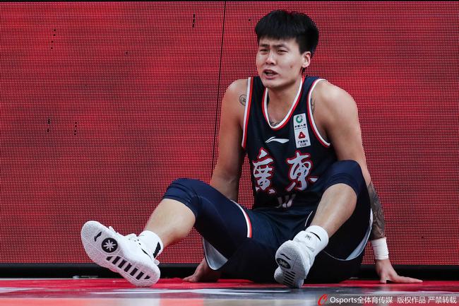 世界杯中国队垫脚(体坛联播｜赵睿垫脚犯规引争议，NBA两场比赛因疫情推迟)