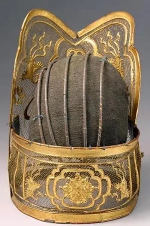 "冠冕堂皇"说头衣