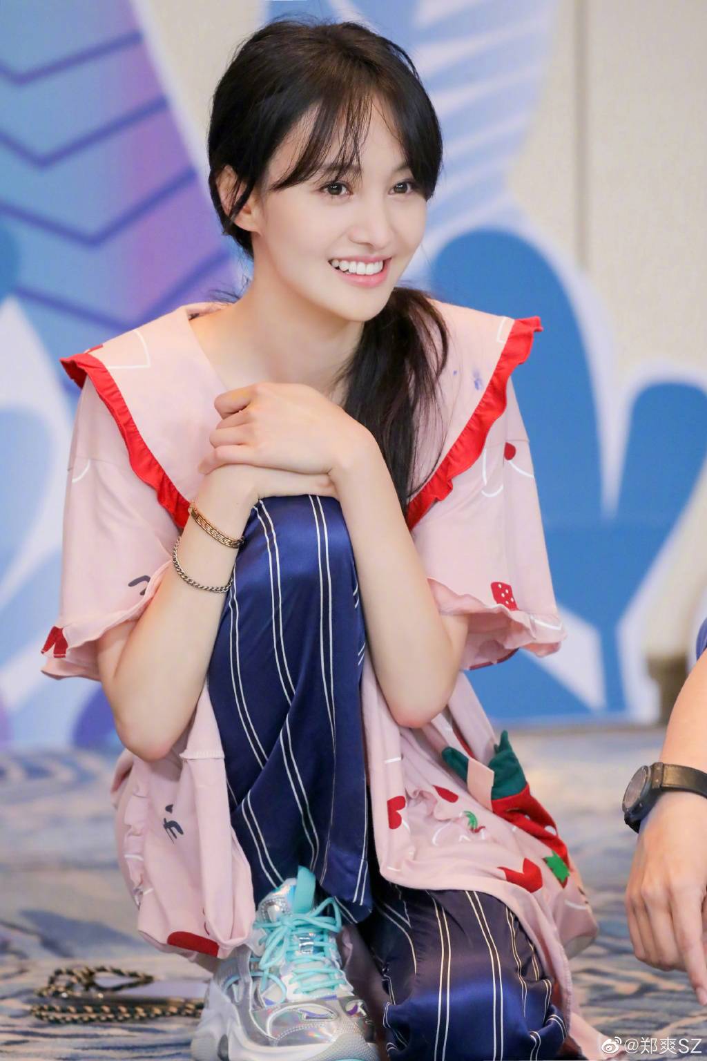 郑爽2009年,虽以雷剧出道,但郑爽却凭借其青春自然的形象,成为当时最