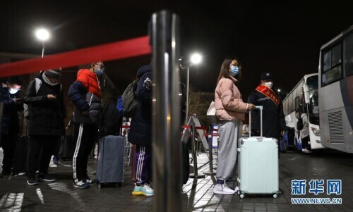 大连一高校包车暖心护送2万大学生