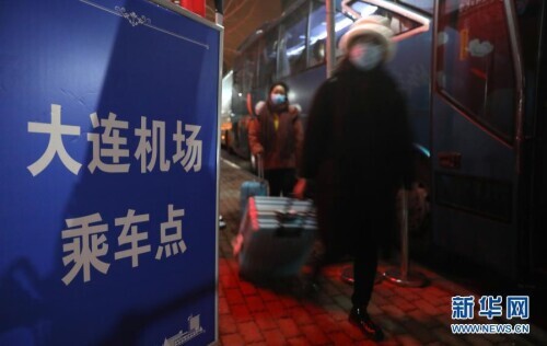 大连一高校包车暖心护送2万大学生