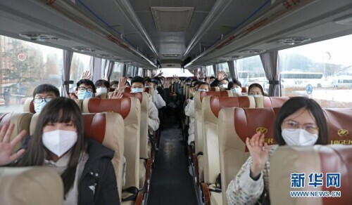 大连一高校包车暖心护送2万大学生