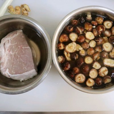 野生幹蘑菇的做法大全(幹香菇燉牛肉教程)