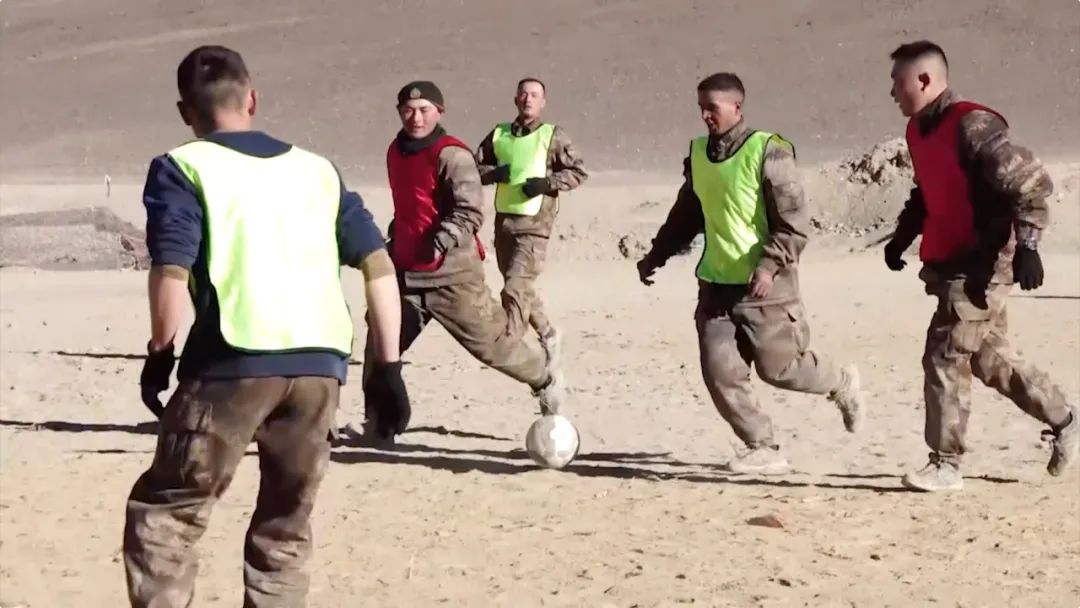 足球比赛完哪里洗澡（铜火锅，安排！洗澡方舱，安排！高原军营，保障妥妥的）-趣拿体育