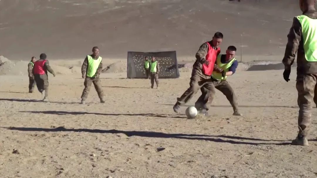 足球比赛完哪里洗澡（铜火锅，安排！洗澡方舱，安排！高原军营，保障妥妥的）