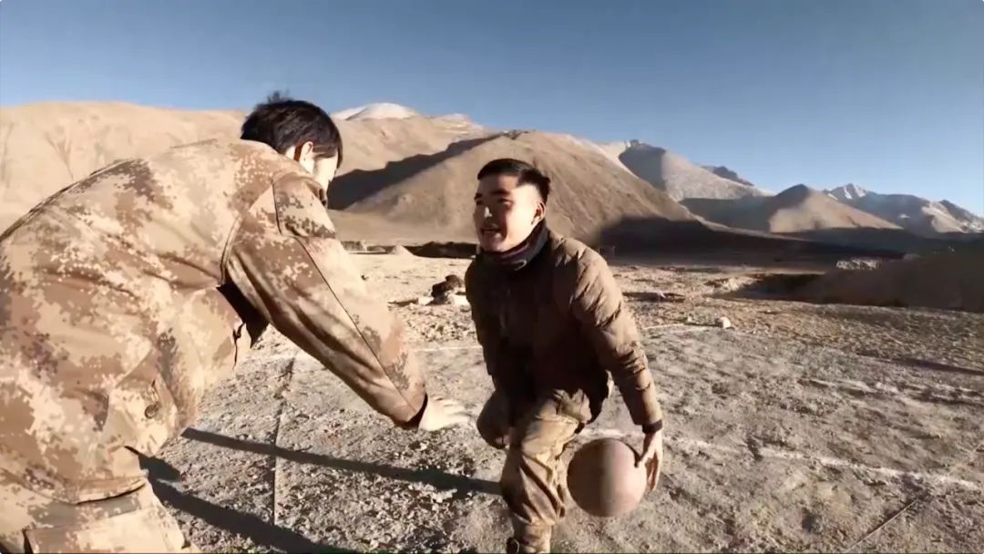 足球比赛完哪里洗澡（铜火锅，安排！洗澡方舱，安排！高原军营，保障妥妥的）