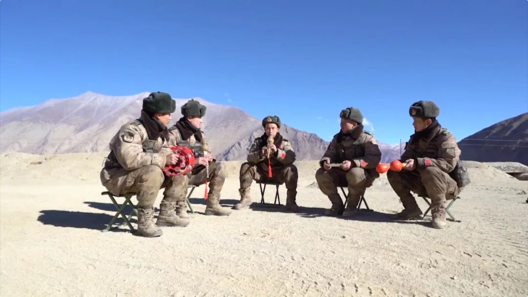 足球比赛完哪里洗澡（铜火锅，安排！洗澡方舱，安排！高原军营，保障妥妥的）