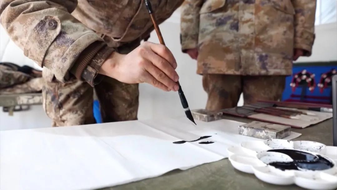 足球比赛完哪里洗澡（铜火锅，安排！洗澡方舱，安排！高原军营，保障妥妥的）