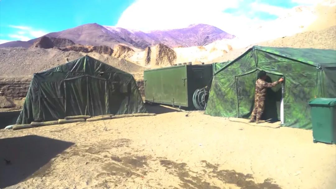 足球比赛完哪里洗澡（铜火锅，安排！洗澡方舱，安排！高原军营，保障妥妥的）