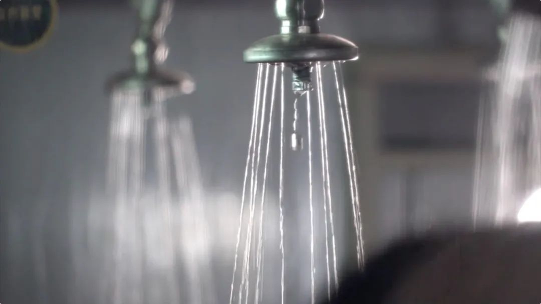 足球比赛完哪里洗澡（铜火锅，安排！洗澡方舱，安排！高原军营，保障妥妥的）