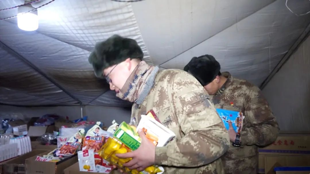 足球比赛完哪里洗澡（铜火锅，安排！洗澡方舱，安排！高原军营，保障妥妥的）