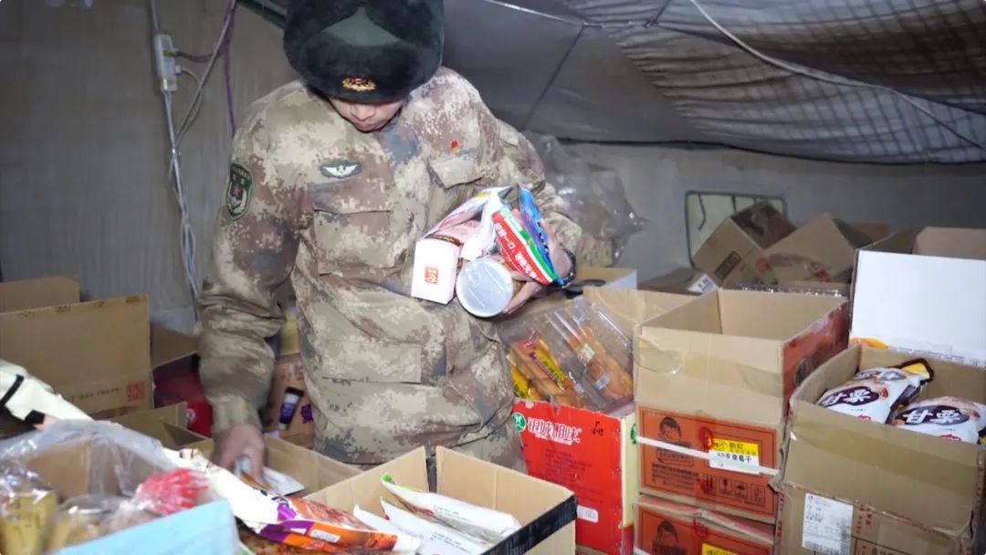 足球比赛完哪里洗澡（铜火锅，安排！洗澡方舱，安排！高原军营，保障妥妥的）