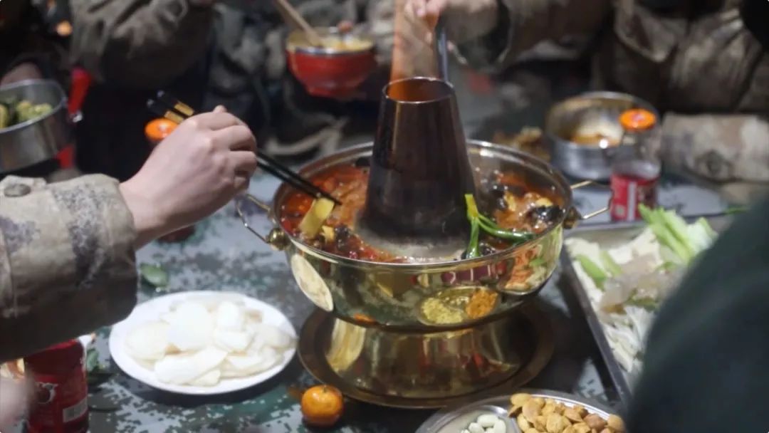 足球比赛完哪里洗澡（铜火锅，安排！洗澡方舱，安排！高原军营，保障妥妥的）