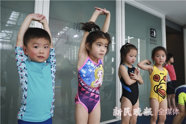女孩几岁练跳水(体育之育丨哭着也要挑战五米跳台！刷屏网络的跳水小女孩是这样练成的……)