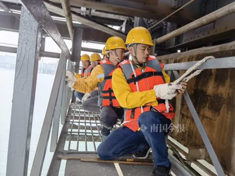 敲听看画！柳州铁桥做“体检”，健康完美保平安