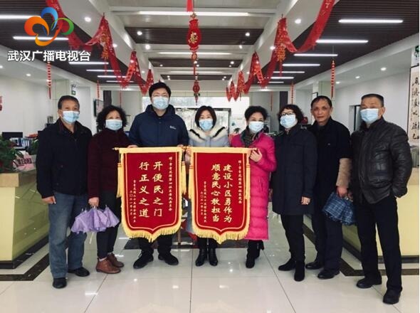 小区旧貌换新顔 居民真心送锦旗