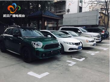 小区旧貌换新顔 居民真心送锦旗