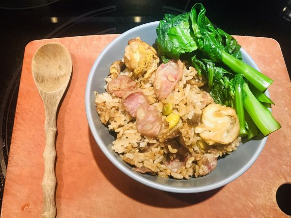 腊肠煲仔饭的家常做法（电饭煲腊肠香菇煲仔饭）