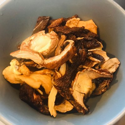腊肠煲仔饭的家常做法（电饭煲腊肠香菇煲仔饭）