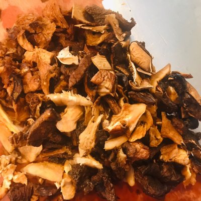 腊肠煲仔饭的家常做法（电饭煲腊肠香菇煲仔饭）