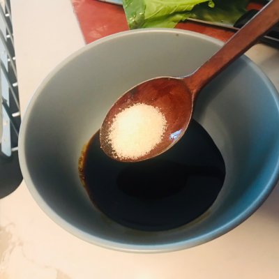 腊肠煲仔饭的家常做法（电饭煲腊肠香菇煲仔饭）