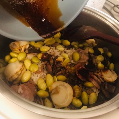 腊肠煲仔饭的家常做法（电饭煲腊肠香菇煲仔饭）
