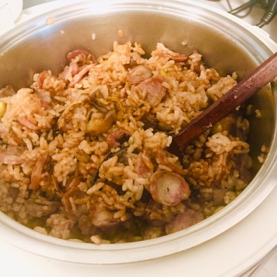 腊肠煲仔饭的家常做法（电饭煲腊肠香菇煲仔饭）