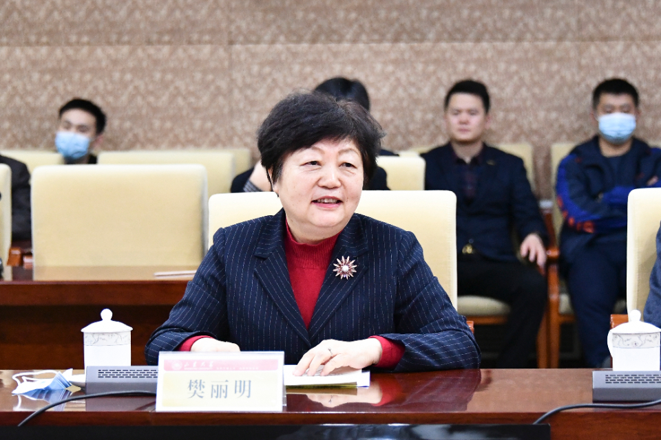 山东大学与泰山体育产业集团签署战略合作协议