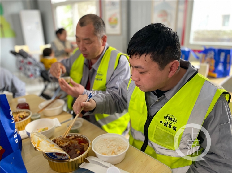 一顿热腾腾的火锅 让就地过年的他们心里暖暖的