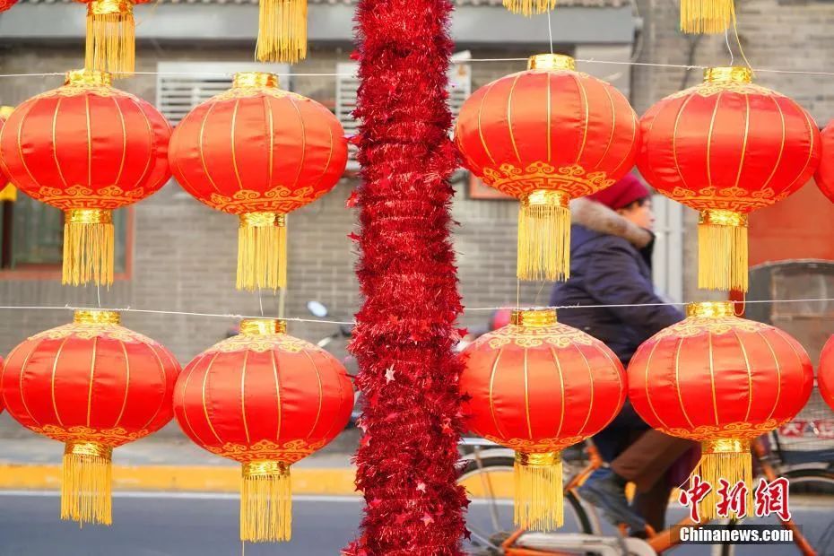 大门口挂起了红灯笼处处都是浓郁的年味此时的神州大地除夕,是一个辞