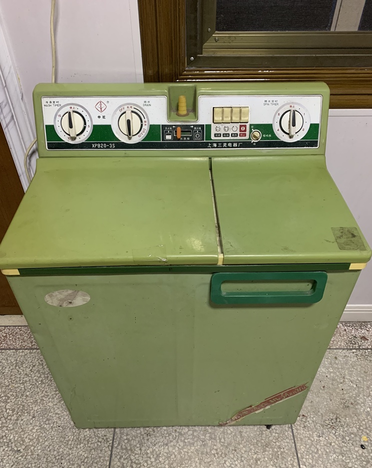 想当年能有这样的老式洗衣机的家庭,都是不得了啊,因为当时得拿票才能