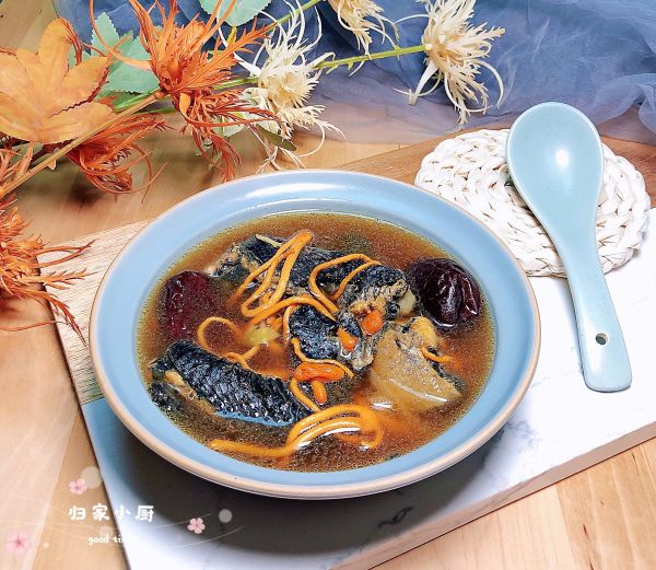 乌鸡虫草花汤,具有益气养血,温中散寒的作用,适合阳虚,血虚体质者食用