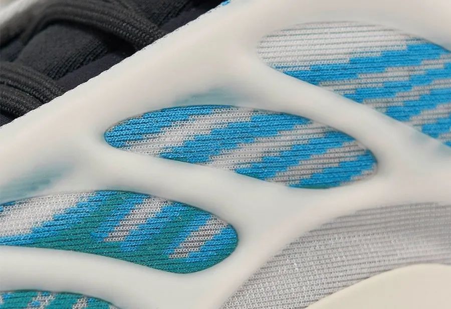 每双都涨价！全新 Yeezy 700 V3 喜欢可得趁早买