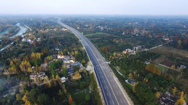 其中,丹景山互通是连接成都"三绕"与国道g350,省道s401的重要交通枢纽