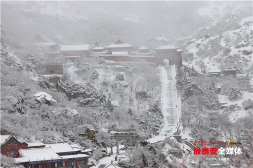 青山不老雪白头，寒酥点点覆青枝