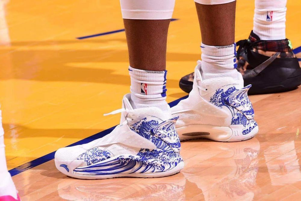 為什么安踏鞋有nba的（都想拉近Z世代，安踏籃球的答案是NBA“Z勢力”）