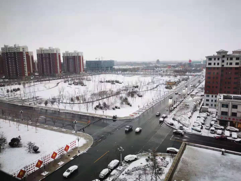 早春飞白雪，瑞气绕百川