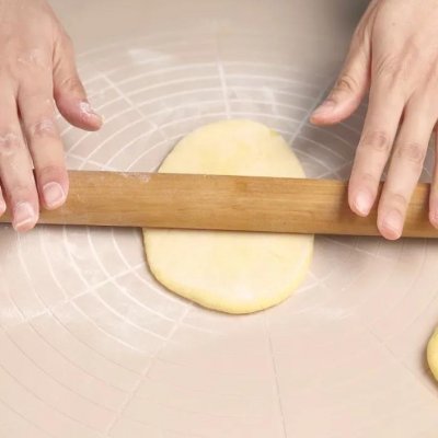 石磨玉米饼的做法（玉米面口袋饼就要这样做10分钟学会）