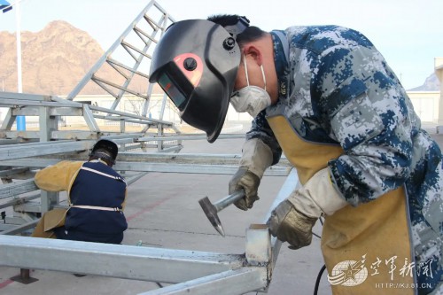 用建筑边角料造“飞机”？兵哥哥的手到底有多巧