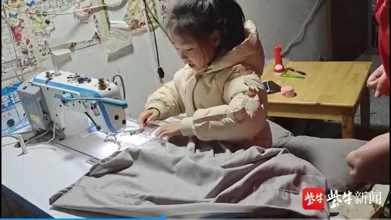 江蘇10歲女孩刷爆網(wǎng)絡！熟練操作電動縫紉機，幫奶奶賺錢
