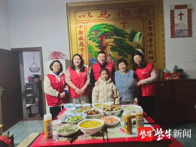 江蘇10歲女孩刷爆網(wǎng)絡！熟練操作電動縫紉機，幫奶奶賺錢