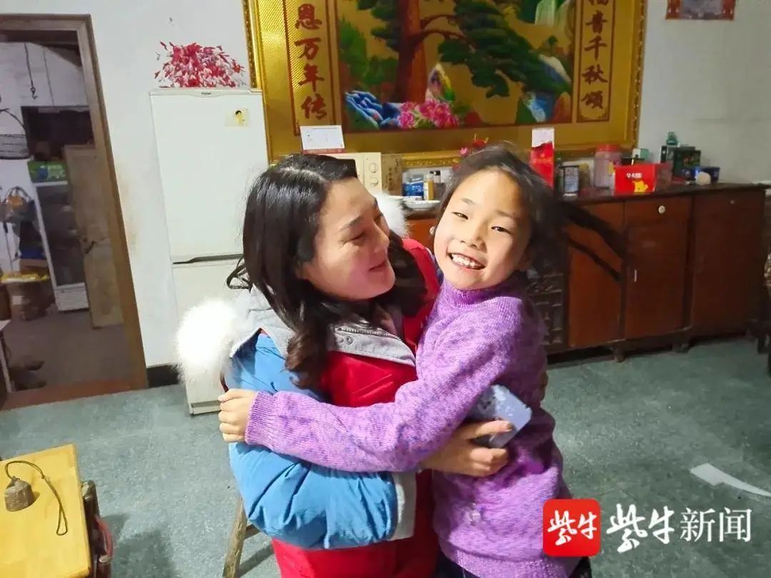 江蘇10歲女孩刷爆網(wǎng)絡！熟練操作電動縫紉機，幫奶奶賺錢