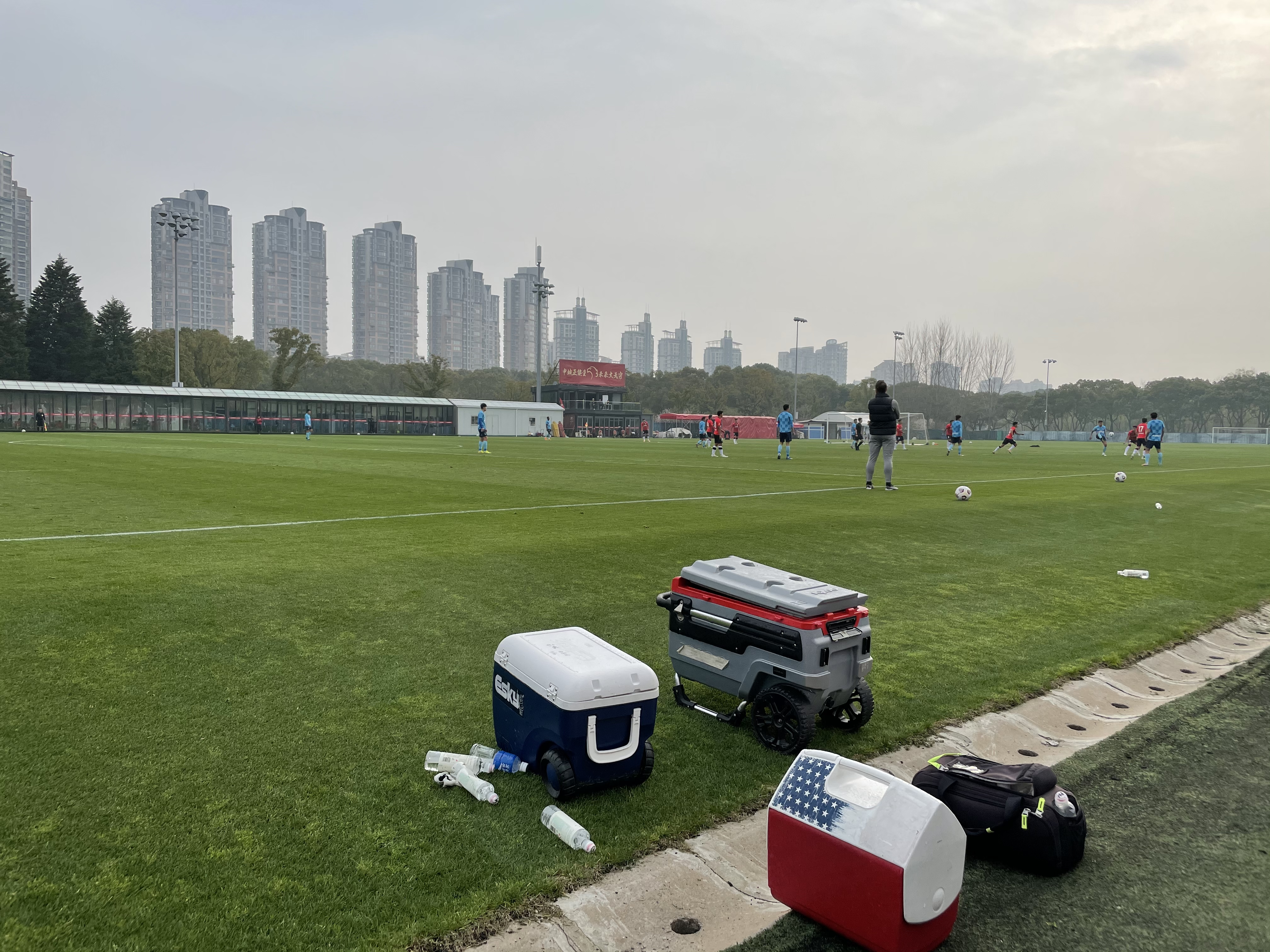 奥斯卡康复进度不错(热身赛海港3:2南通，奥斯卡术后康复全程观赛)