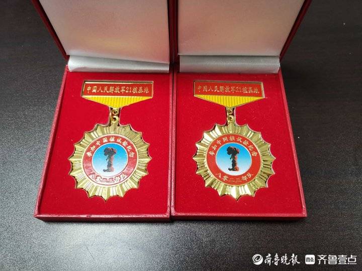 吴澄海的立功证和参加核试验的纪念章.