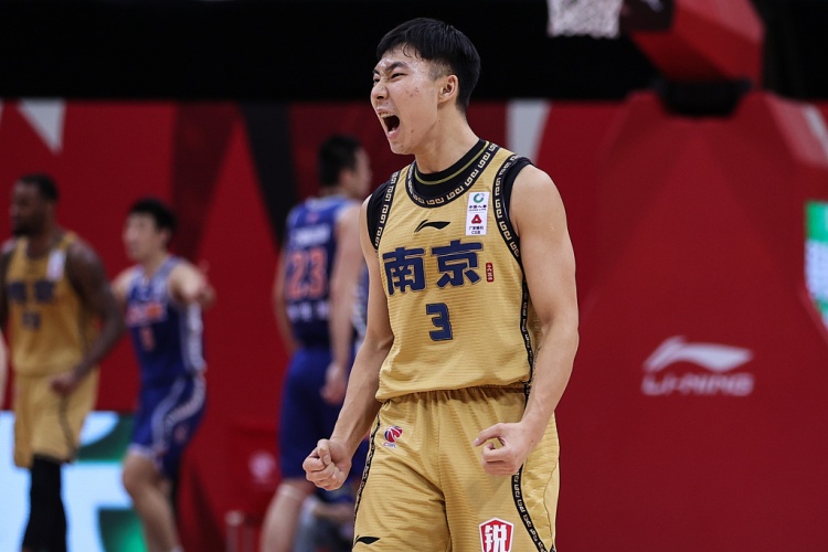 杨昊泽在cba哪个队(杨皓喆砍下生涯新高20分 成第7位单场20 的2020级选秀球员)