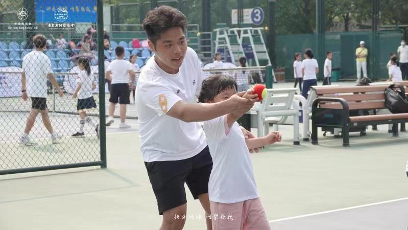 黄涛网球(香港赛马会助力粤港澳大湾区青少年公益网球培训首期开营)