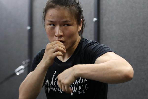 张伟丽首场卫冕战（第二次卫冕战面对强敌 张伟丽：赢了她就更有说服力）-华海博客