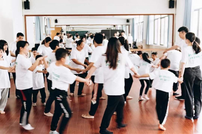 音乐陪伴计划在广州3所学校启动，自闭症患儿家庭随乐声起舞