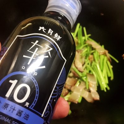 藜蒿炒腊肉的做法（十大赣菜之炒腊肉配方教给你）